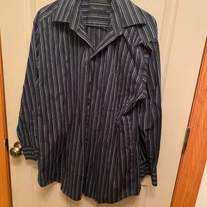 Men’s L Claiborne long sleeve button down dress shirt with pocket.